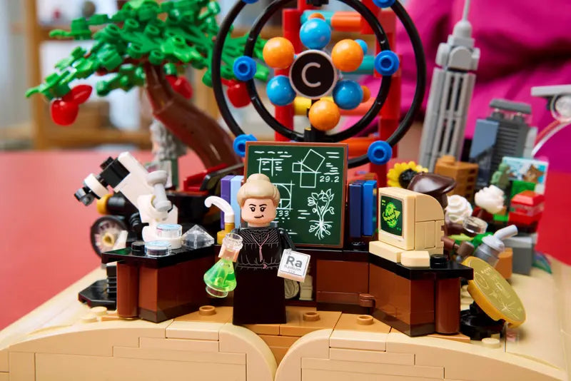 LEGO 21355 - Ideas The Evolution of STEM (879 Pieces)