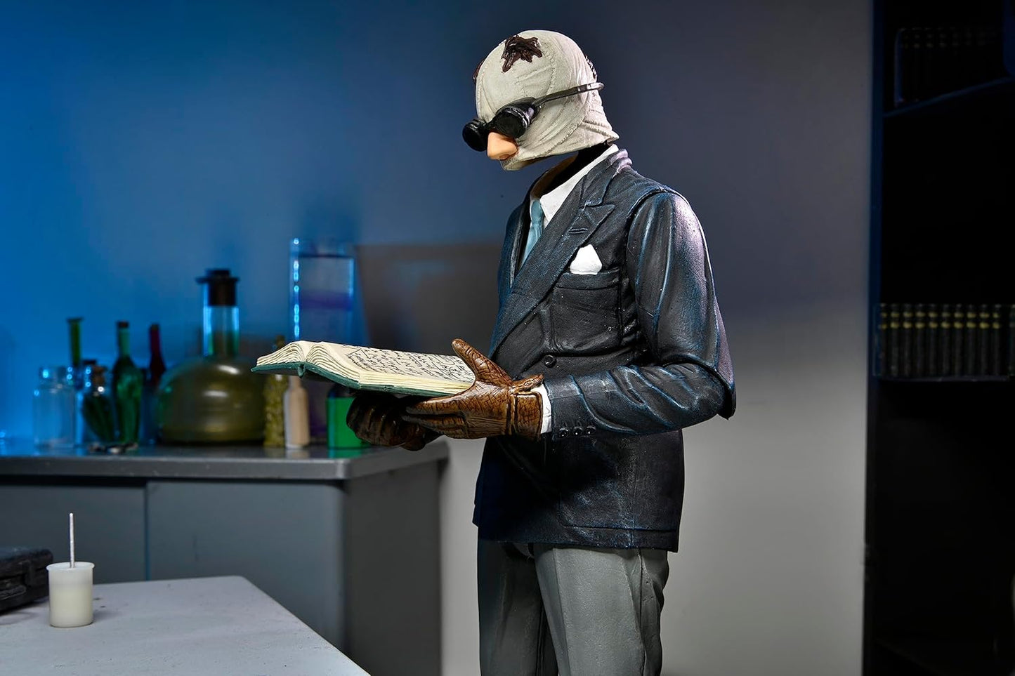 NECA - Universal Monsters - 7” Scale Action Figure - Ultimate Invisible Man Figure (Color)