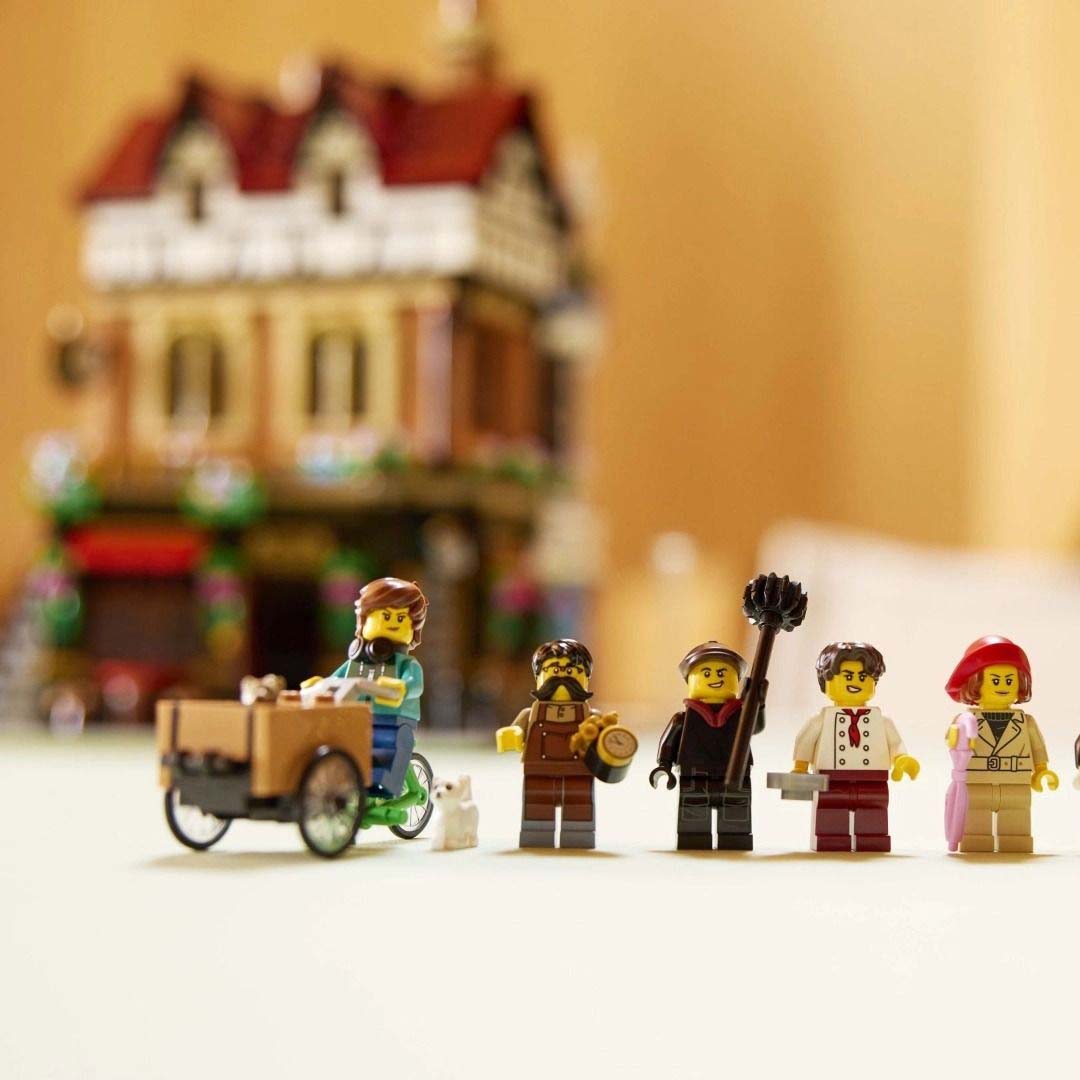 LEGO Icons Tudor Corner 10350: A Historic Build of Elegance and Detail (18+)