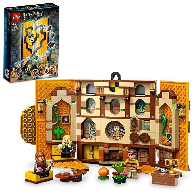 LEGO 76412 Hufflepuff House Banner set with 313 pieces, featuring a buildable banner that opens to reveal the Hufflepuff common room and 3 minifigures.