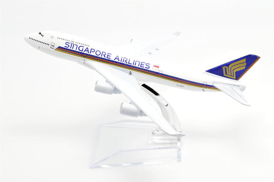 Collectible 1:400 Scale Aircraft Model Airplane – Singapore Airlines B747 (16 cm)