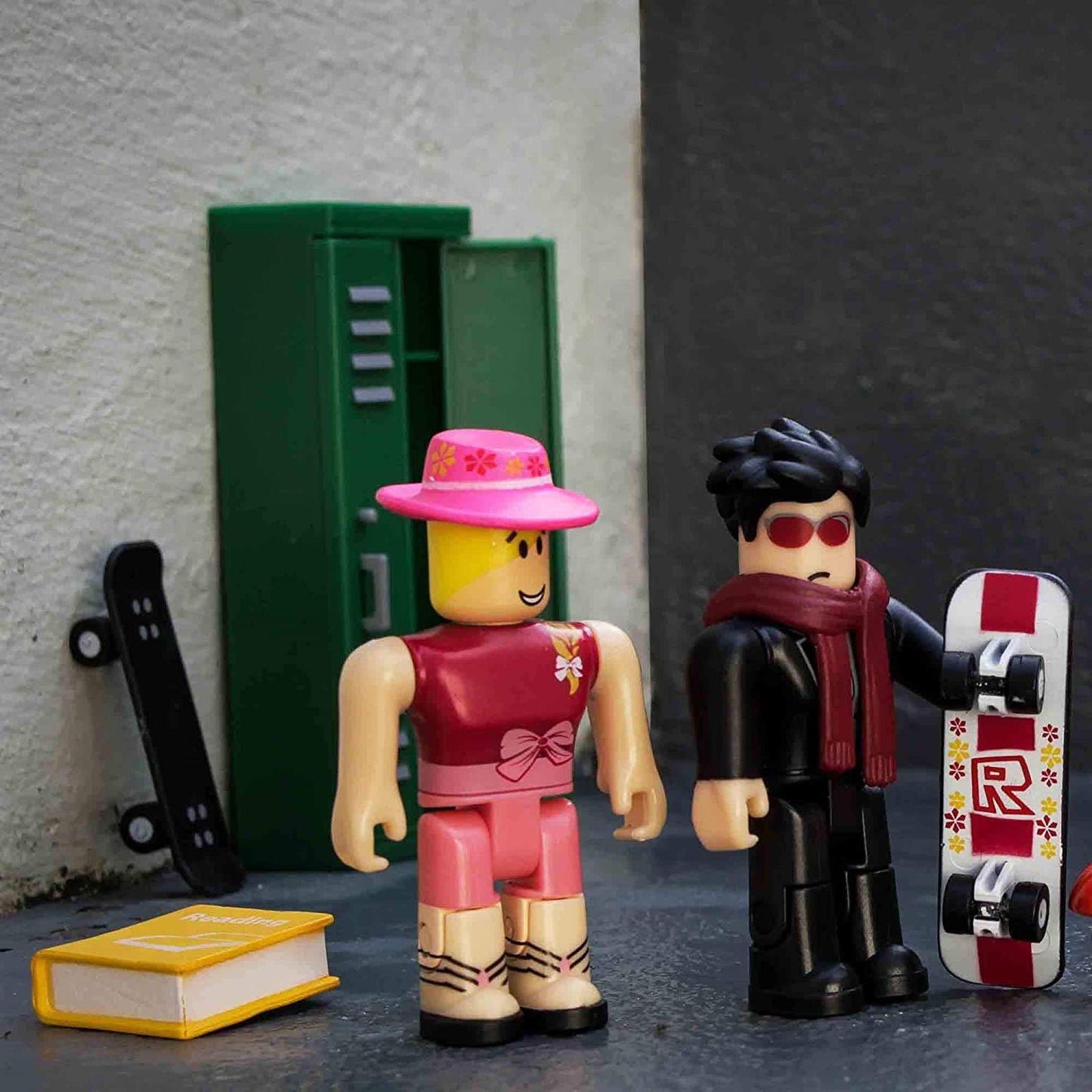 Roblox  Ultimate Action Figures: Roblox High School Game Pack [Includes Exclusive Virtual Item]