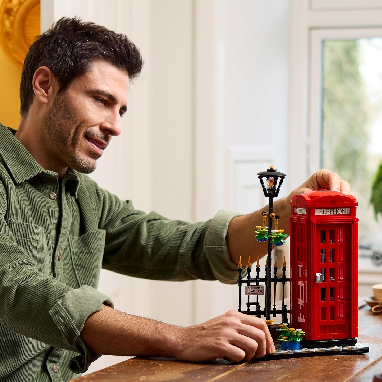 LEGO 21347   Red London Telephone Box