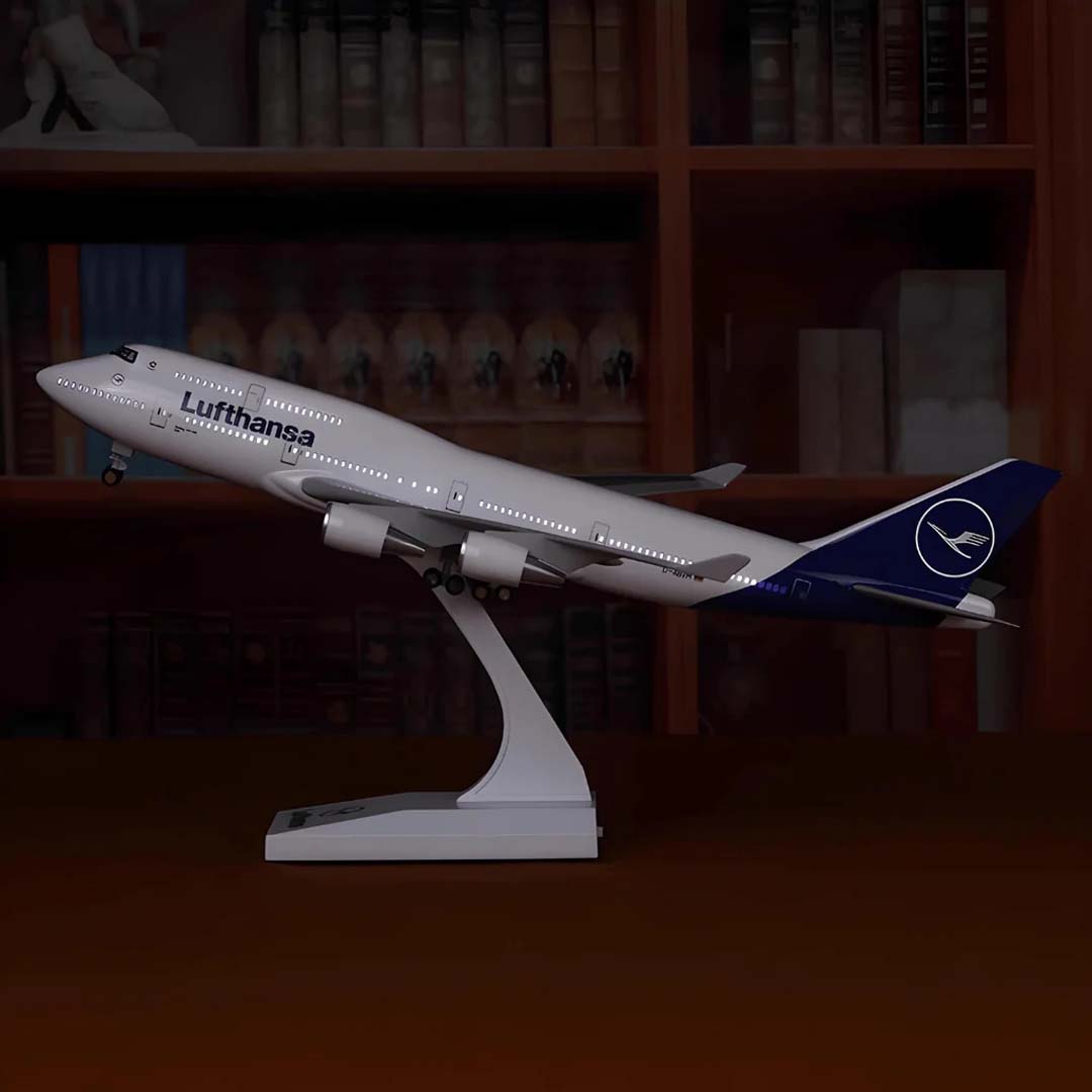 Diecast Collectible 1:250 Scale Model Airplane With Light & Sound  – Lufthansa 747-400 Kiel